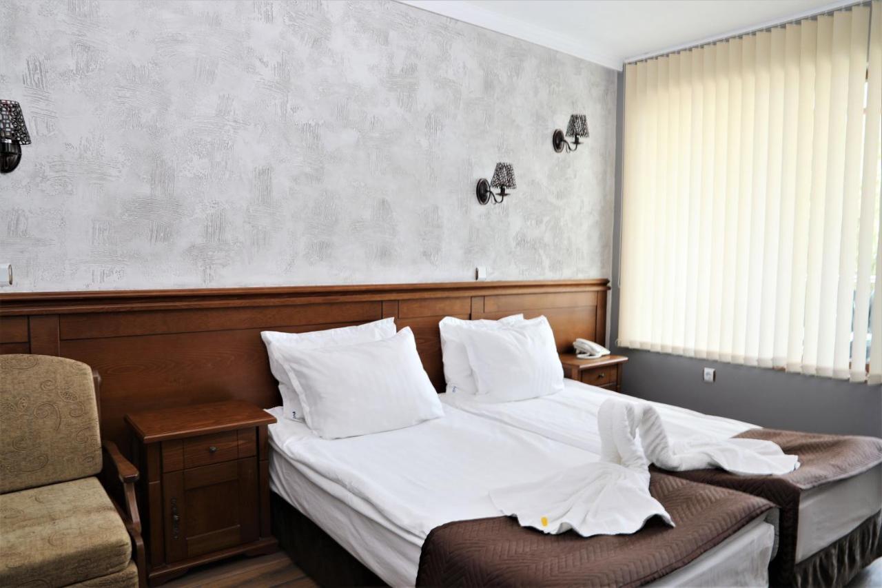 Quarto com Cama de Casal ou 2 de Solteiro e Vista Parcial do Mar
