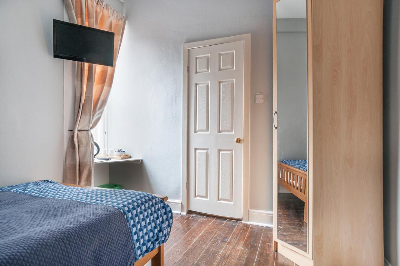 Kleine Eenpersoonskamer met eigen badkamer