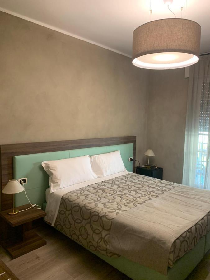 Superior Tweepersoonskamer met 1 of 2 Bedden en Extra Bedden - Straatzijde