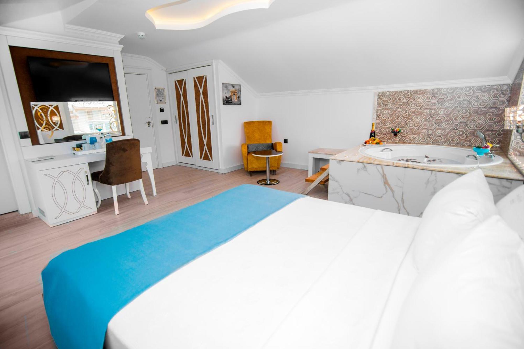 Deluxe Indoor Jacuzzi Room