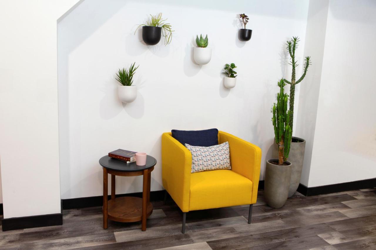 Lit Simple dans Dortoir Mixte