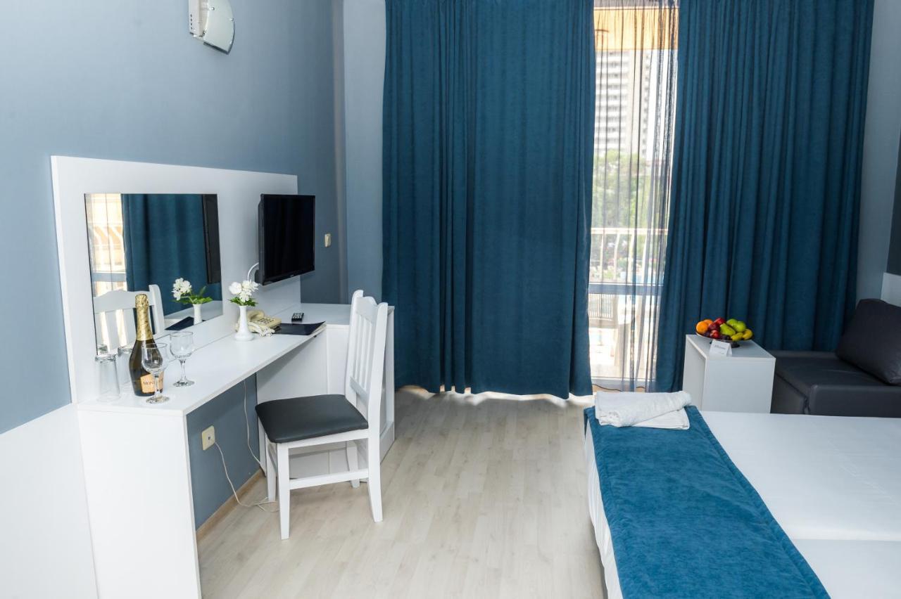 Doppel-/Zweibettzimmer mit Balkon