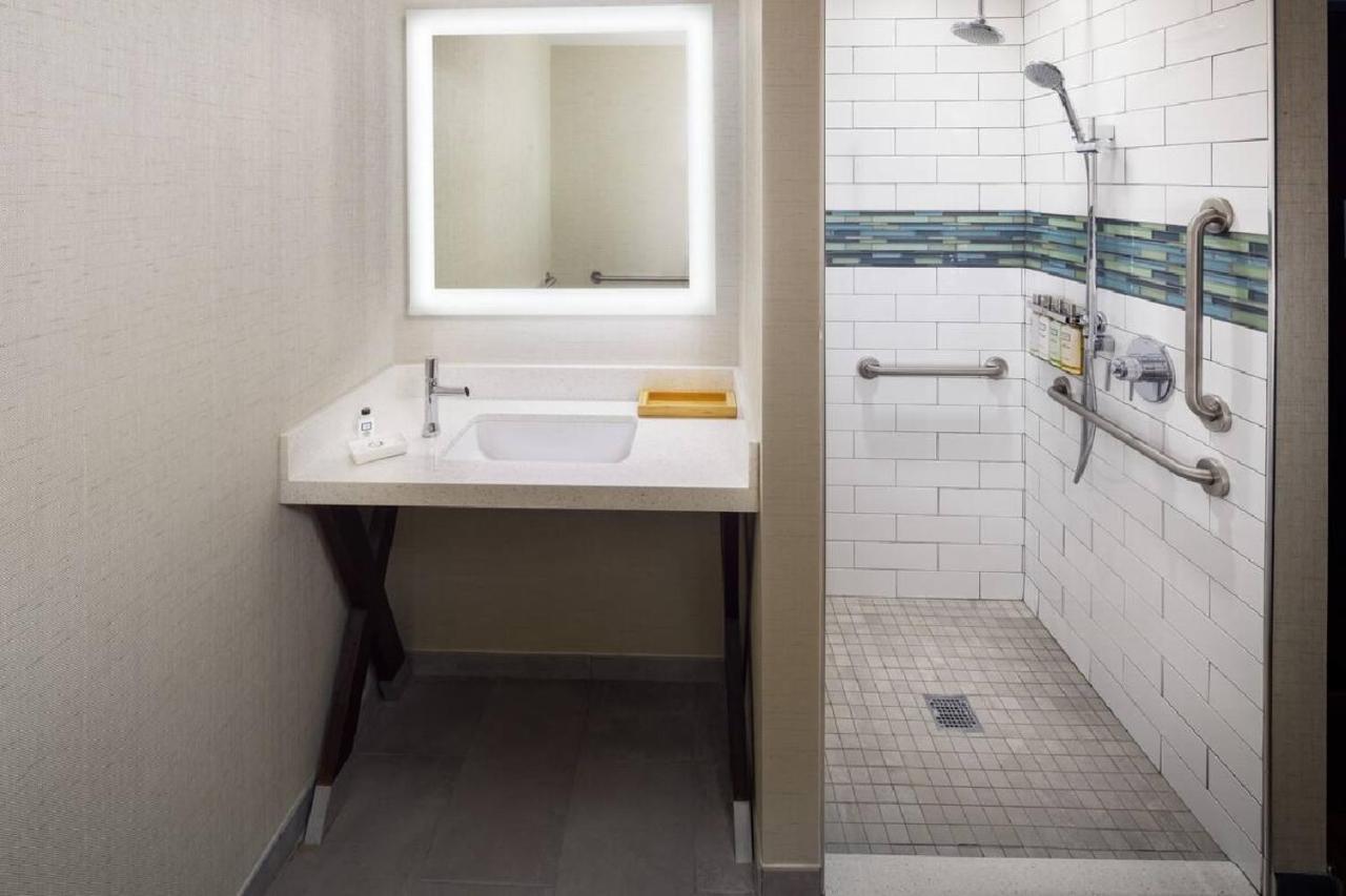 King Room - Hearing Accessible - Roll-in Shower