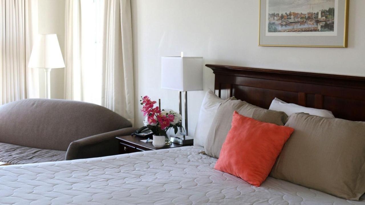 Habitación con cama extragrande y balcón