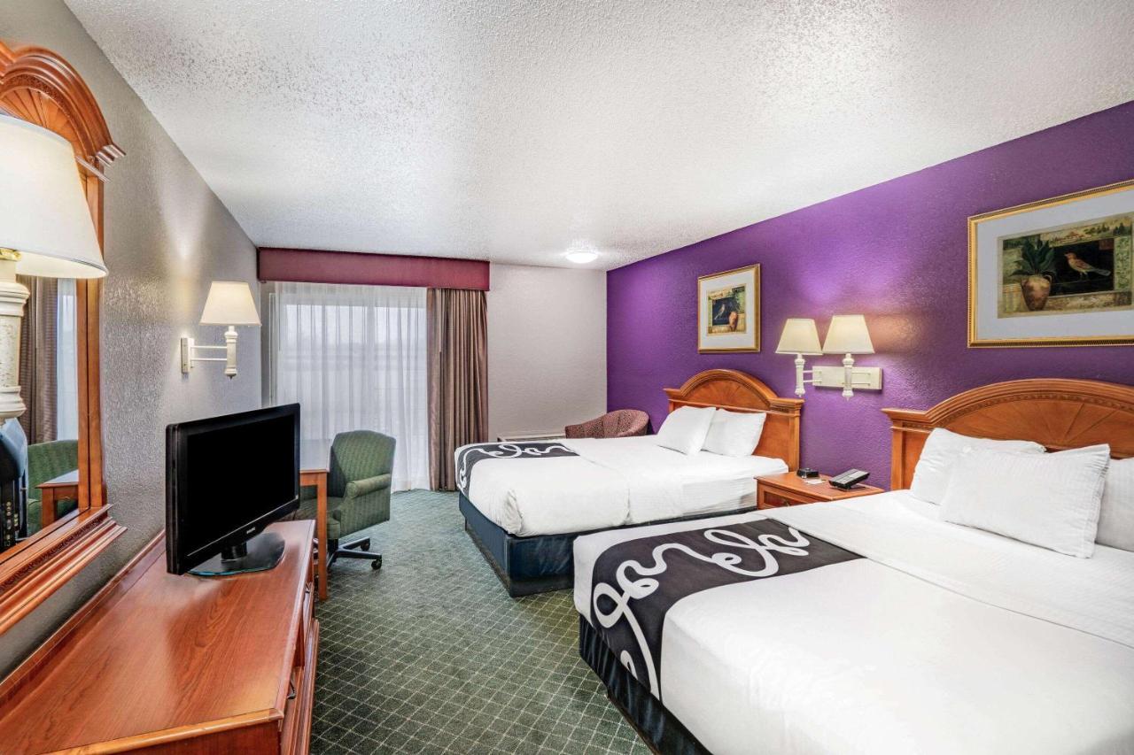 Queen Room Bath Tub WiFi Mobility or Hearing Impaired Accessible,1642333986:JPEG