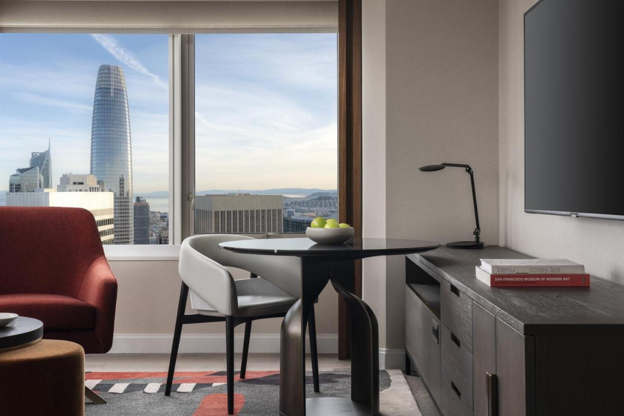 Superior Zimmer mit Kingsize-Bett und Blick auf die Bucht