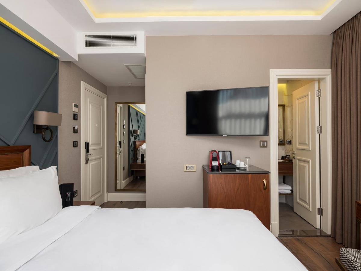 Superior Corner Room