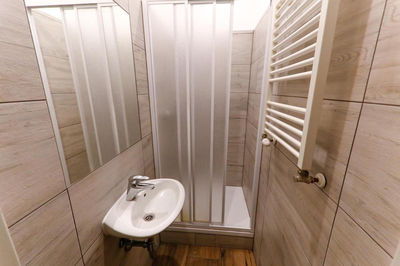 Cama em Dormitório Misto com 8 Camas
