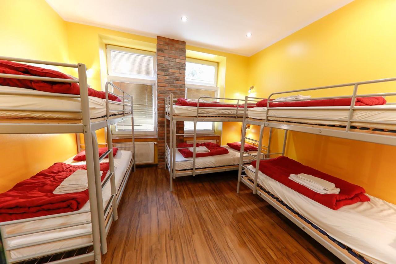 Cama em Dormitório Misto com 6 Camas