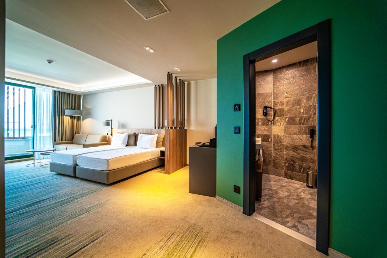 Double Room Partial Sea View & Beach Access