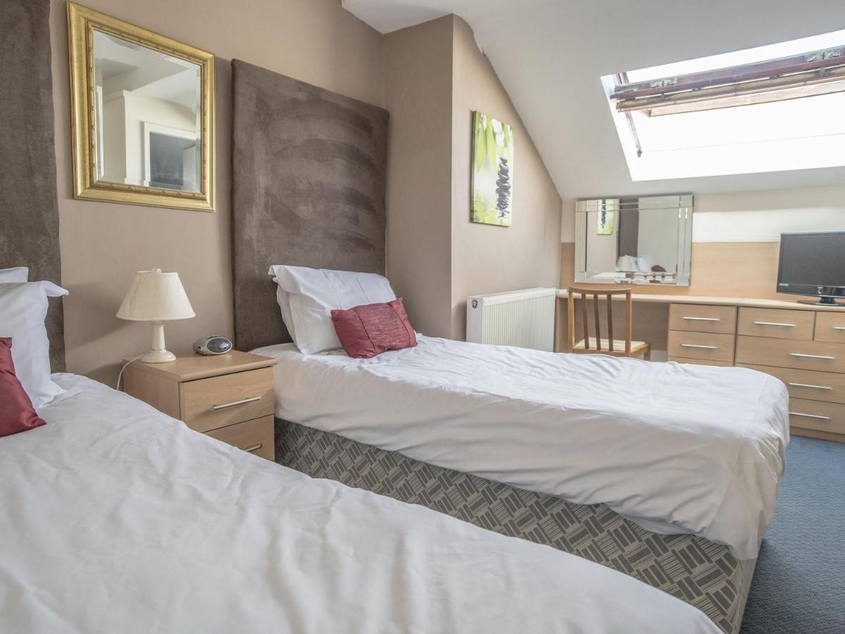 Twin Room with Private Bathroom