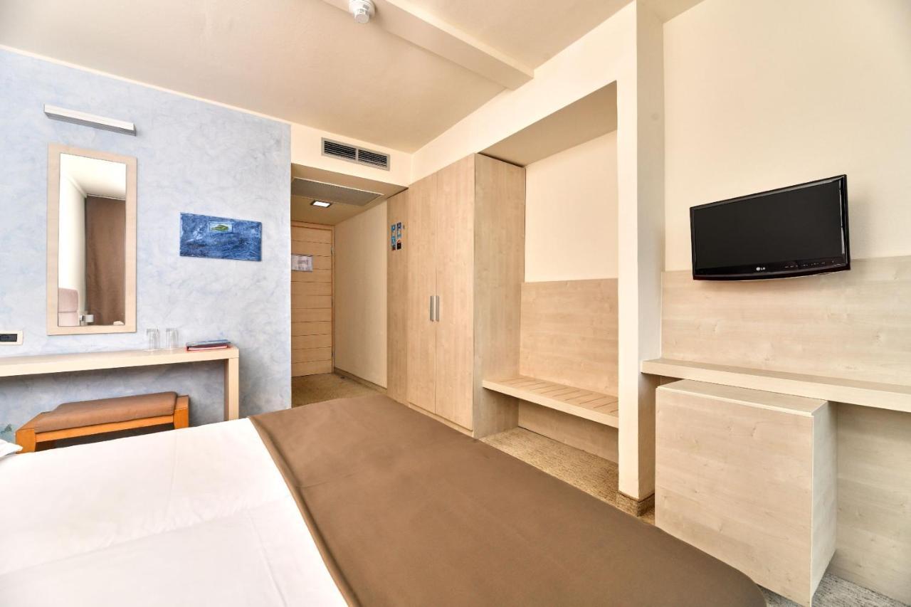 Classic Room Balcony Park Side