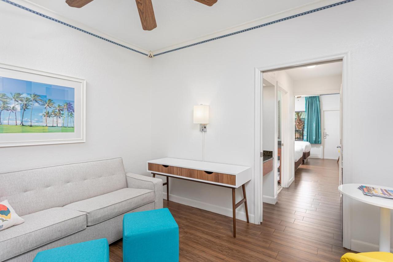 Suite met Queensize Bed en Uitzicht op het Zwembad