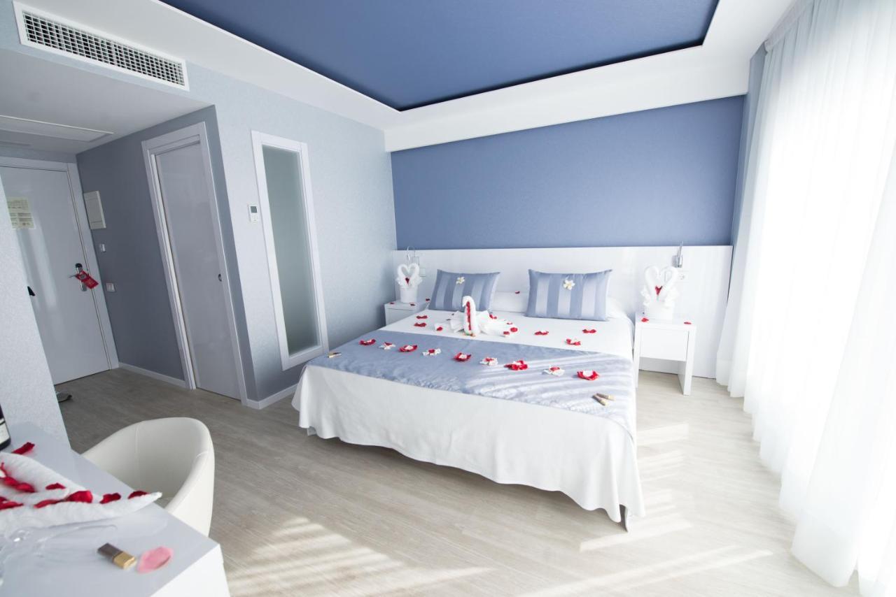 Chambre Double (Réservée aux Adultes) - Vue sur Piscine