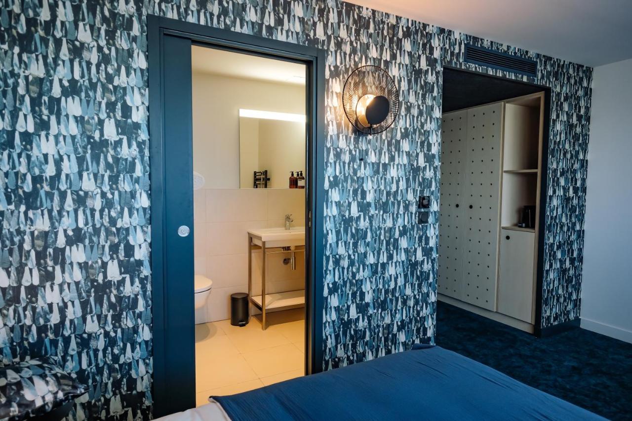 Comfort Room One Double-Size Bed One Single Sofa Lake View