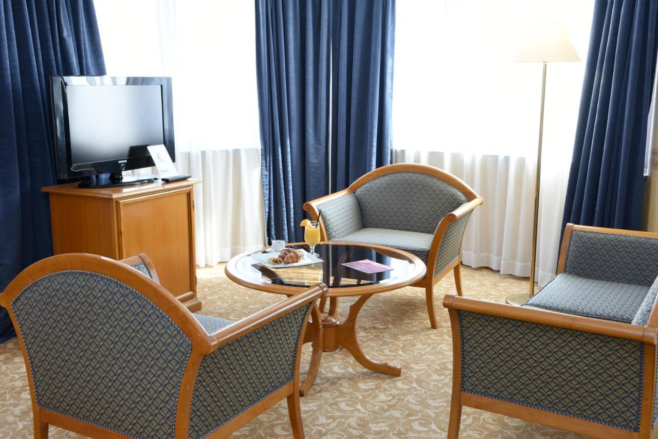 One-Bedroom Suite Work Friendly facilities