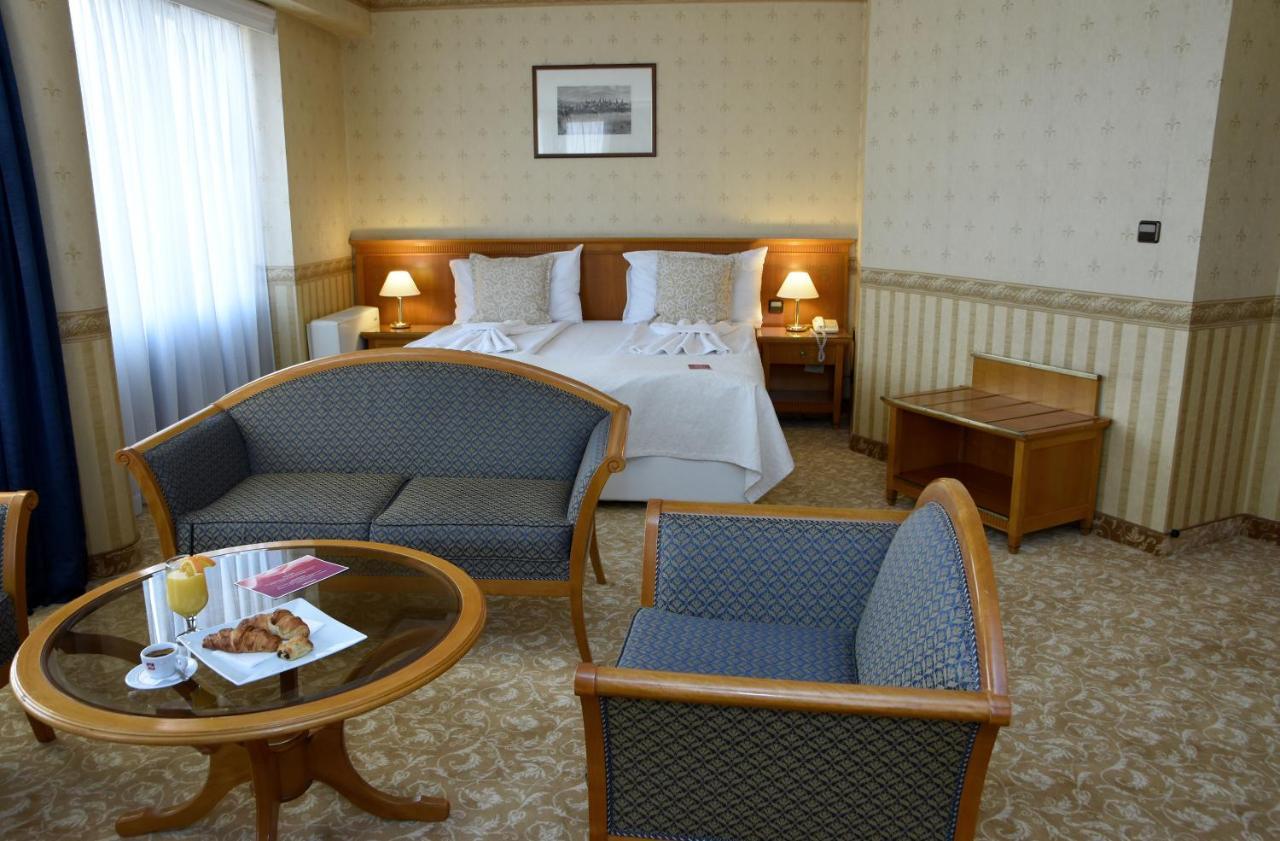 One-Bedroom Suite Work Friendly facilities