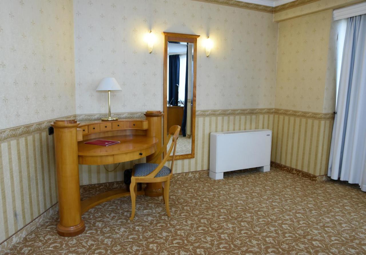One-Bedroom Suite Work Friendly facilities