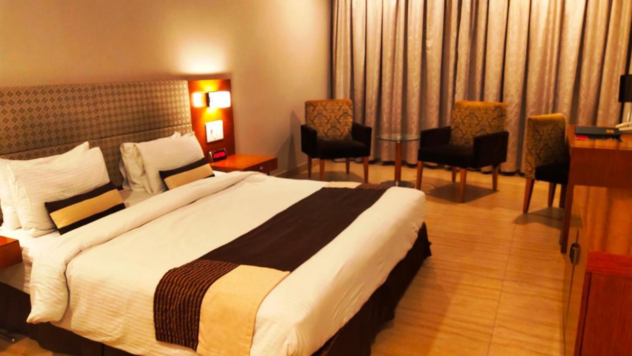 King Suite with Dining Area - Smoking