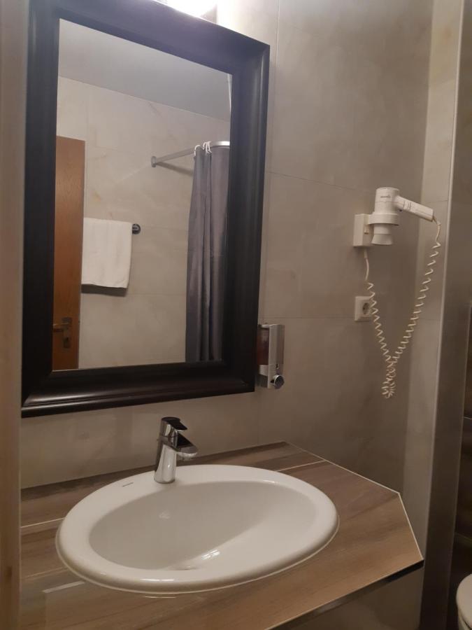 Standard Single Room Shower