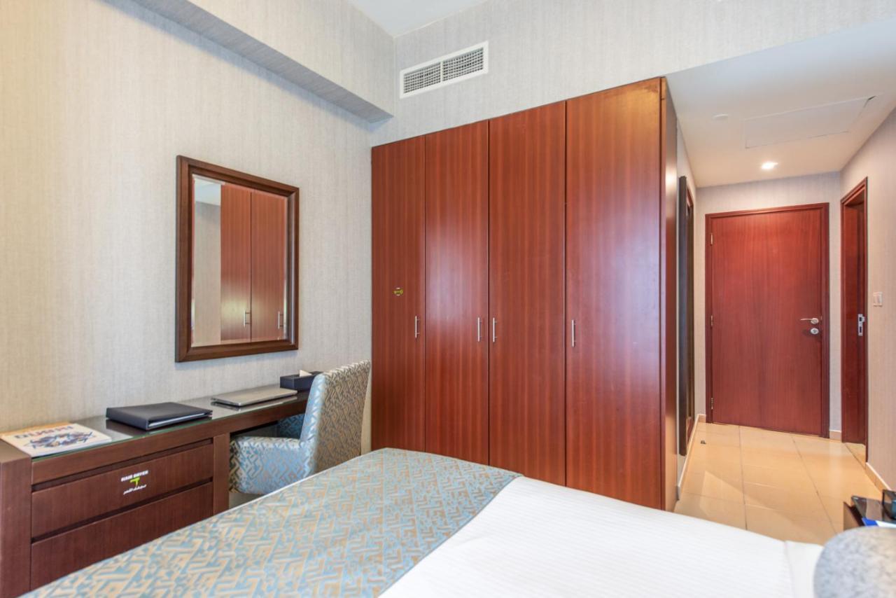 Deluxe One-Bedroom Apartment