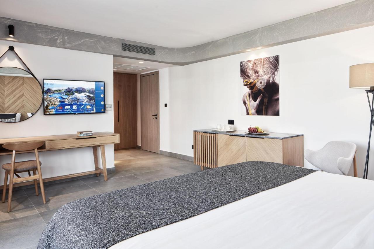 Chambre Double avec Accès Direct à la Piscine - Vue sur Terres