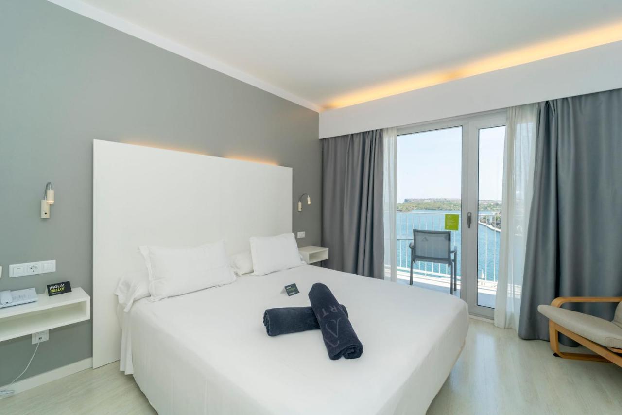 Doppel-/Zweibettzimmer mit Poolblick