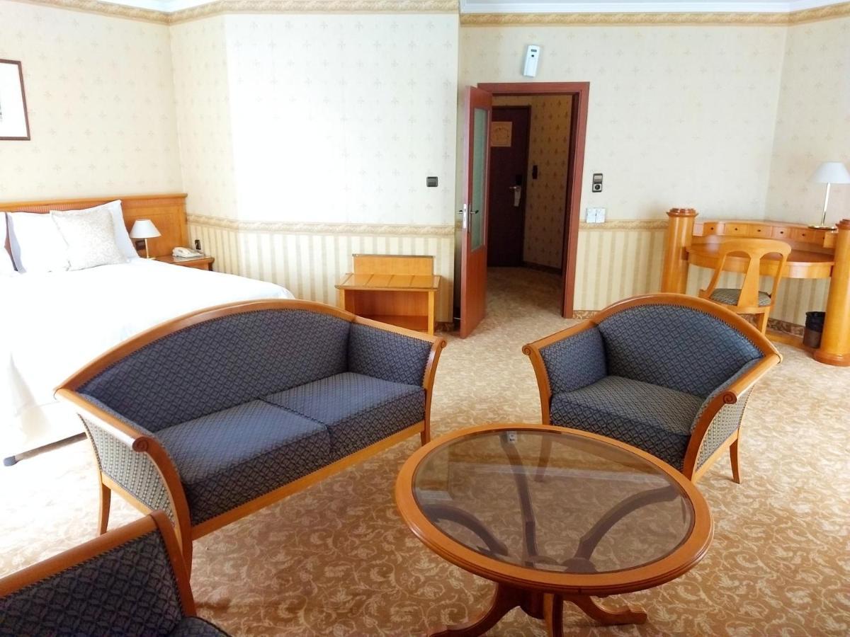 One-Bedroom Suite Work Friendly facilities