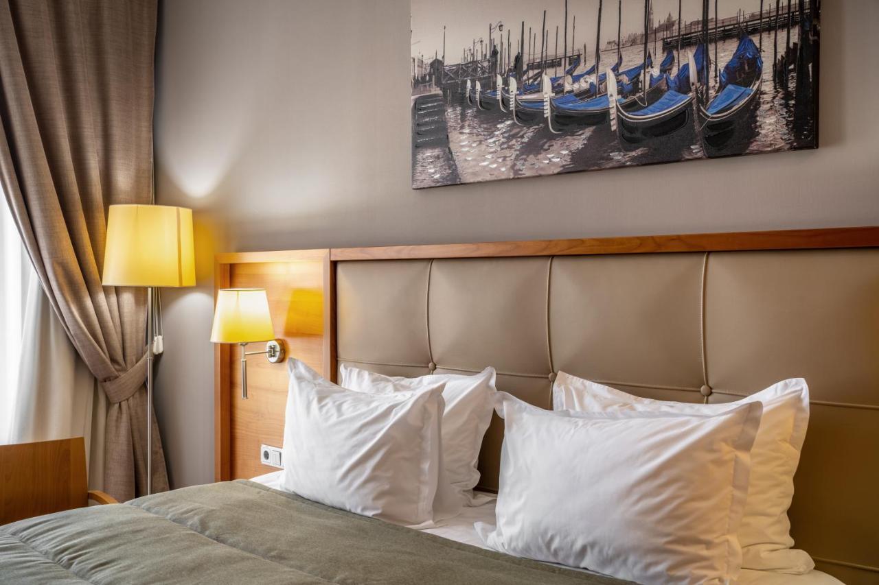 Zimmer mit Kingsize-Bett