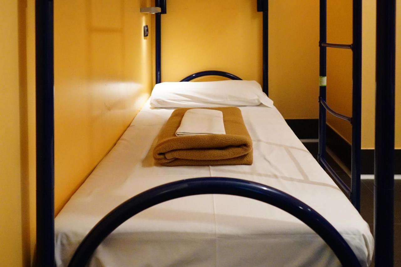 Bed 6-Bed Male Dormitory Room Private Bathroom