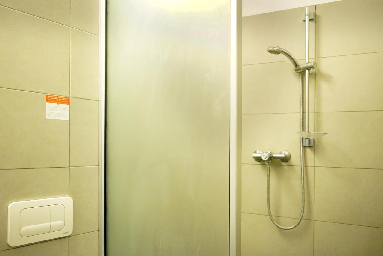 Bed 6-Bed Male Dormitory Room Private Bathroom