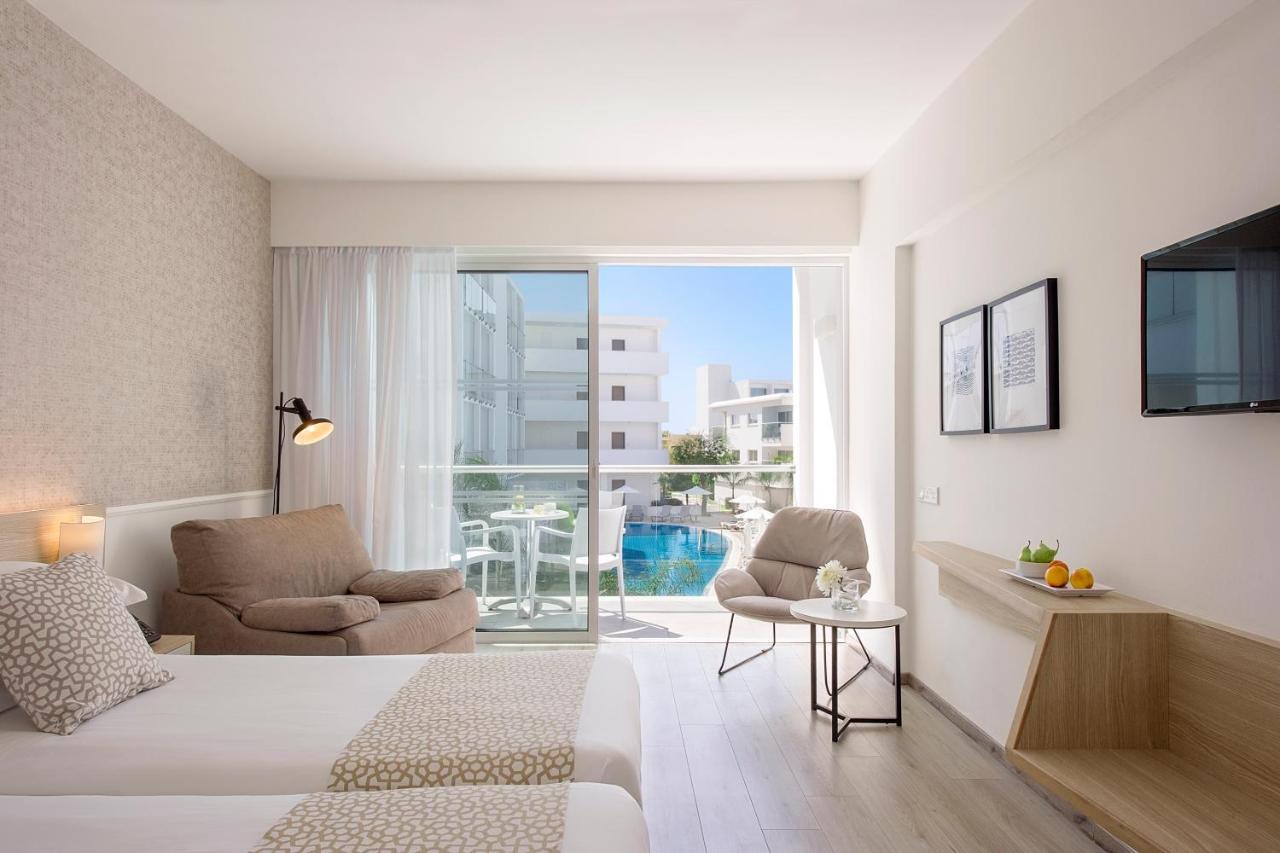 Chambre Double ou Lits Jumeaux - Vue sur Piscine