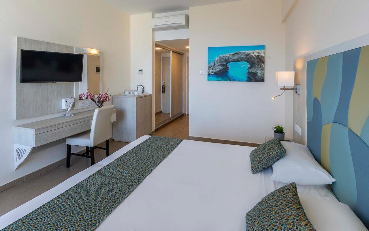 Double or Twin Room Sea View