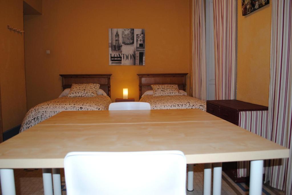 Chambre Lits Jumeaux avec Salle de Bains Commune