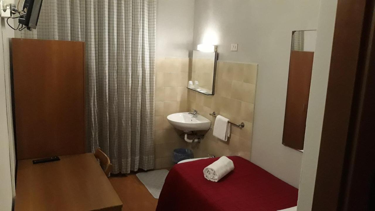 Quarto Individual Standard com Casa de Banho Partilhada