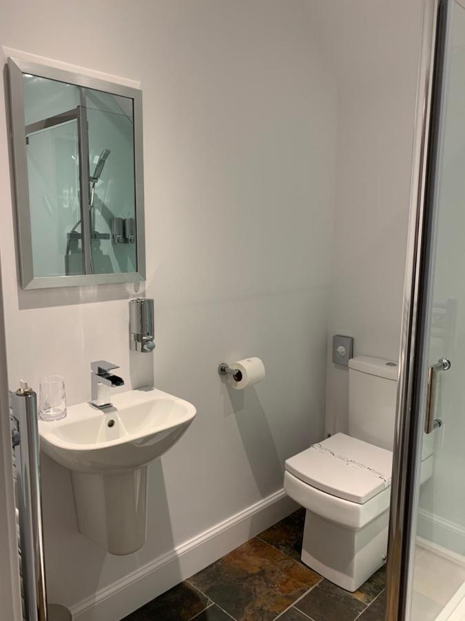 Deluxe Double Room Shower,1033933265:JPEG