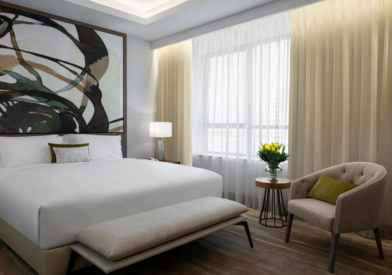 Zimmer mit Kingsize-Bett und Stadtblick