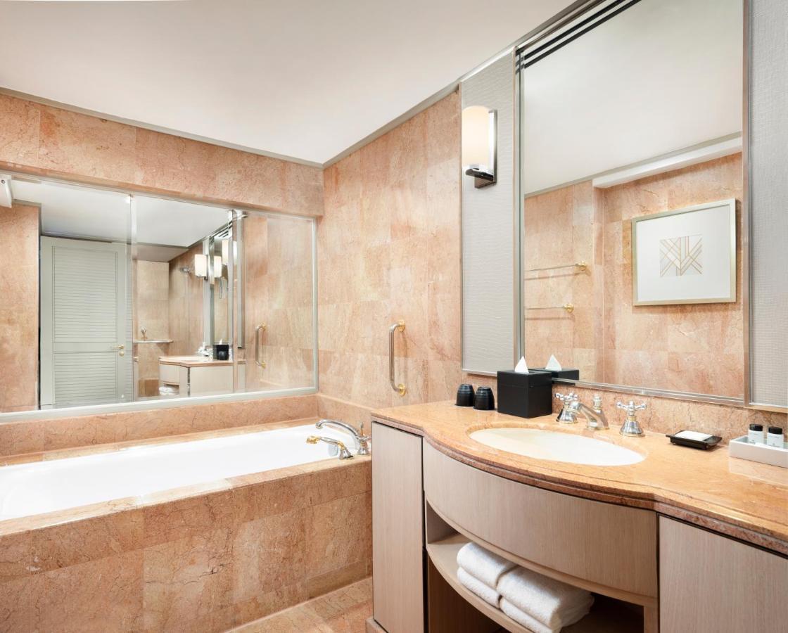 2 Twin or Single Beds City View Club Lounge Access Room