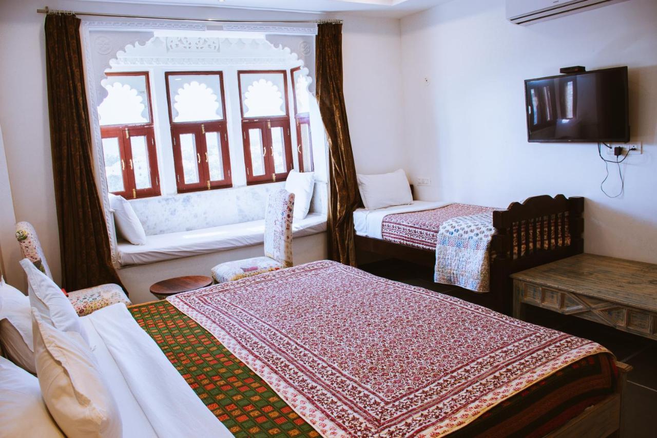 Deluxe King Suite Lake View