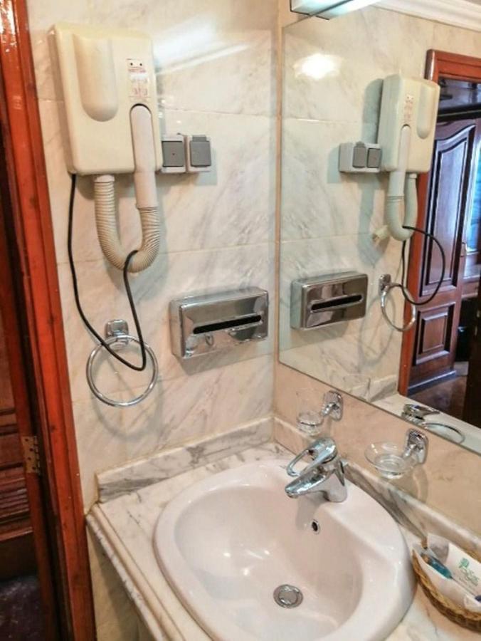 Double or Twin Room Private Bathroom
