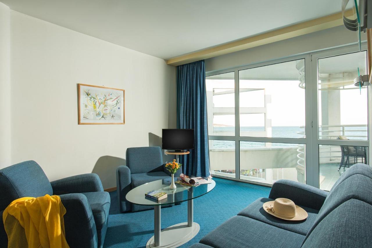 Deluxe Two-Bedroom Apartment Balcony