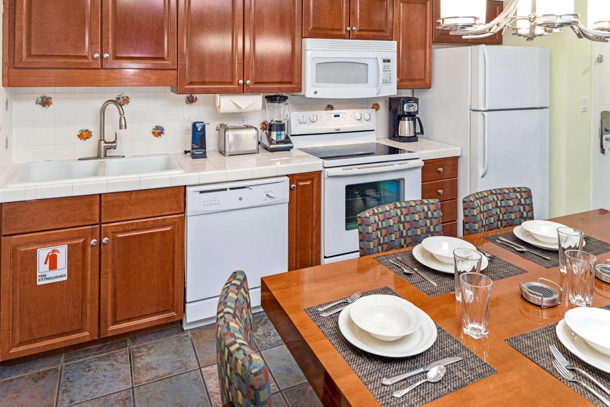 Three-Bedroom King Suite Two Twin Beds Bath Tub Mobility Accessible