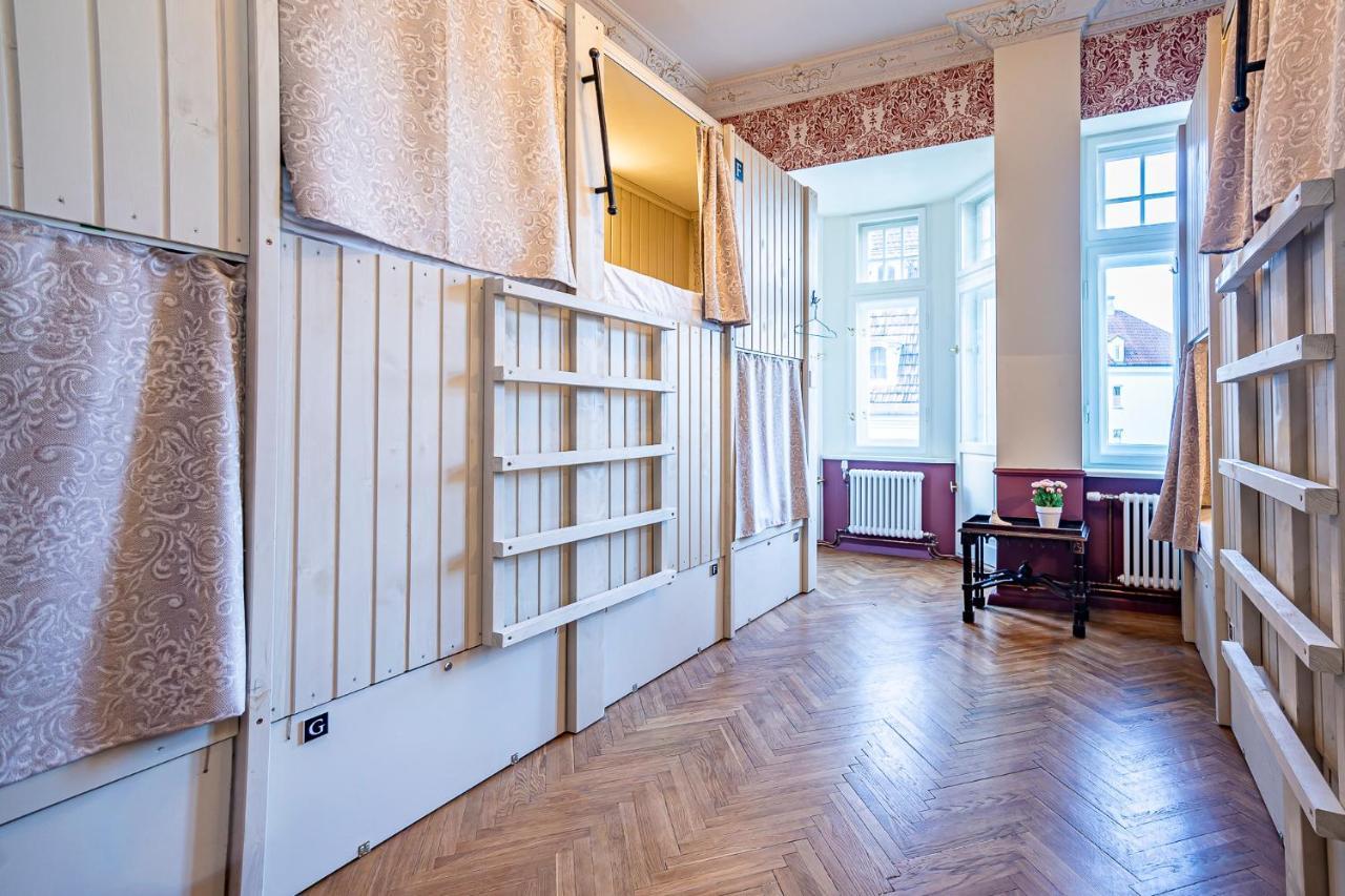 Letto a Castello in Dormitorio Femminile per 8 Persone