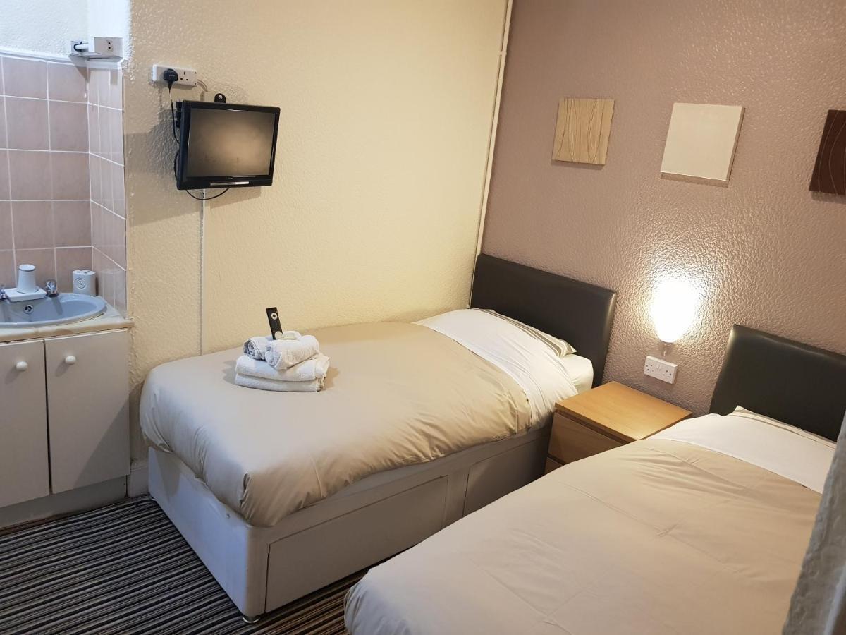 Twin Room Private Bathroom