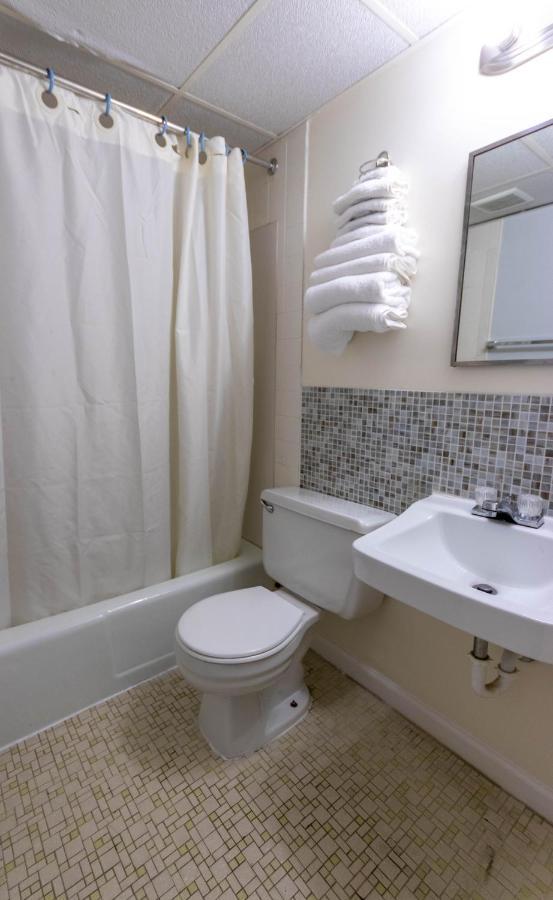 Quarto Duplo com 2 Camas King-size e Varanda - Vista da Rua