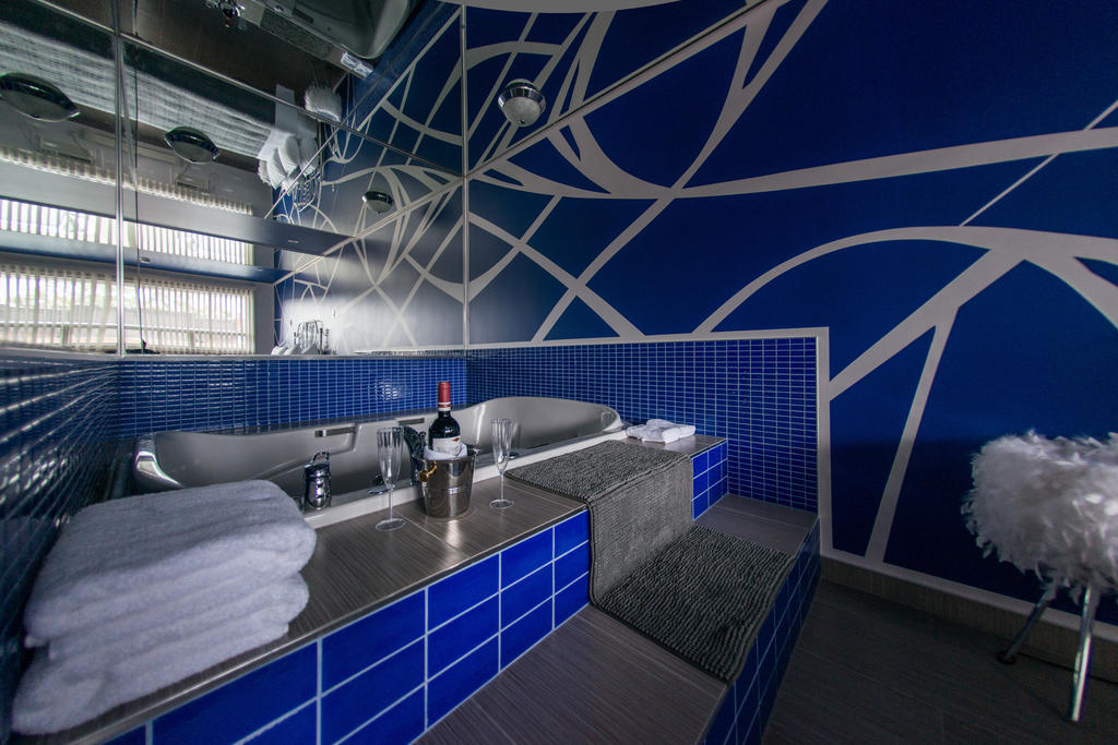 Habitación con cama grande y bañera de hidromasaje