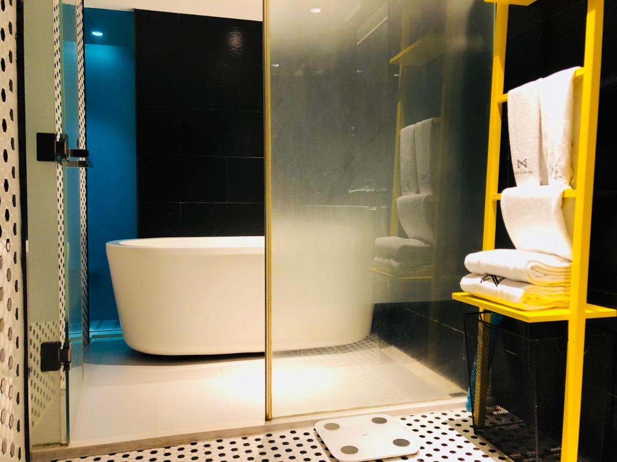 Deluxe Queen Room Snacks&Bathtub
