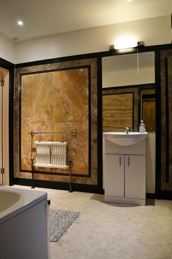 Family Room En-Suite Bathroom