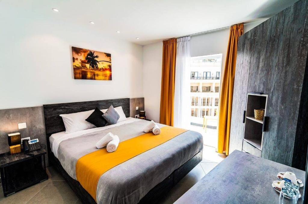 Doppel-/Zweibettzimmer mit seitlichem Meerblick