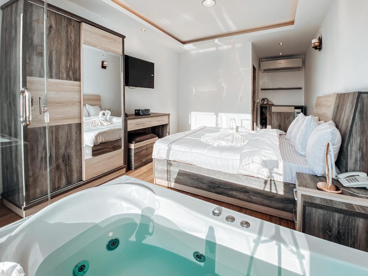 Delluxe King Suite Jacuzzi